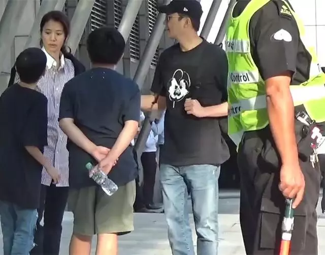 袁詠儀疑當街訓話兒子魔童,張智霖雙手摟著兒子緩解矛盾!