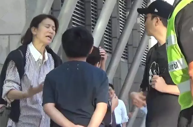 袁詠儀疑當街訓話兒子魔童,張智霖雙手摟著兒子緩解矛盾!