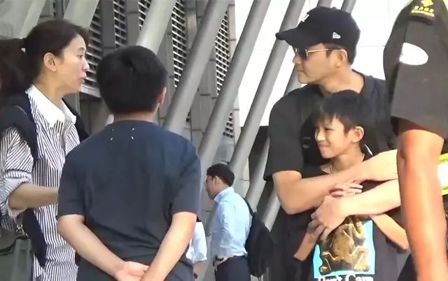 袁詠儀疑當街訓話兒子魔童,張智霖雙手摟著兒子緩解矛盾!
