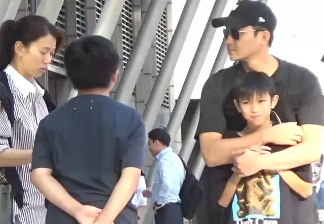 袁詠儀疑當街訓話兒子魔童,張智霖雙手摟著兒子緩解矛盾!