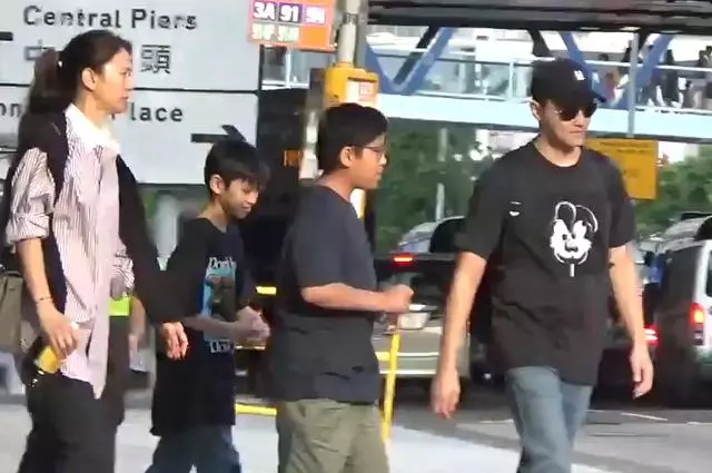 袁詠儀疑當街訓話兒子魔童,張智霖雙手摟著兒子緩解矛盾!