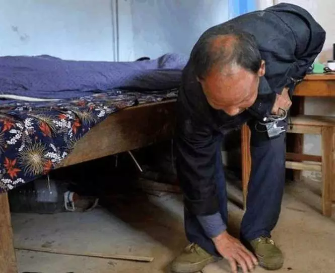 父親打工多年未歸,兒子結婚寄來十萬,上班路上遇乞丐,兒跪下了
