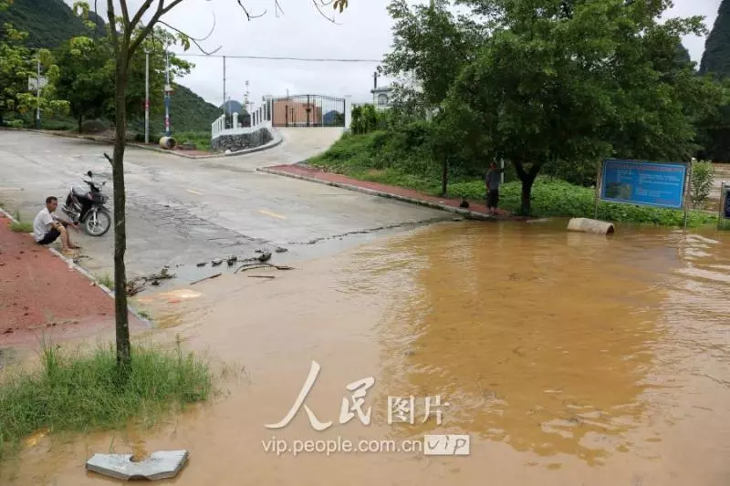當地氣象部門發布暴雨紅色預警,提醒群眾做好災害防範