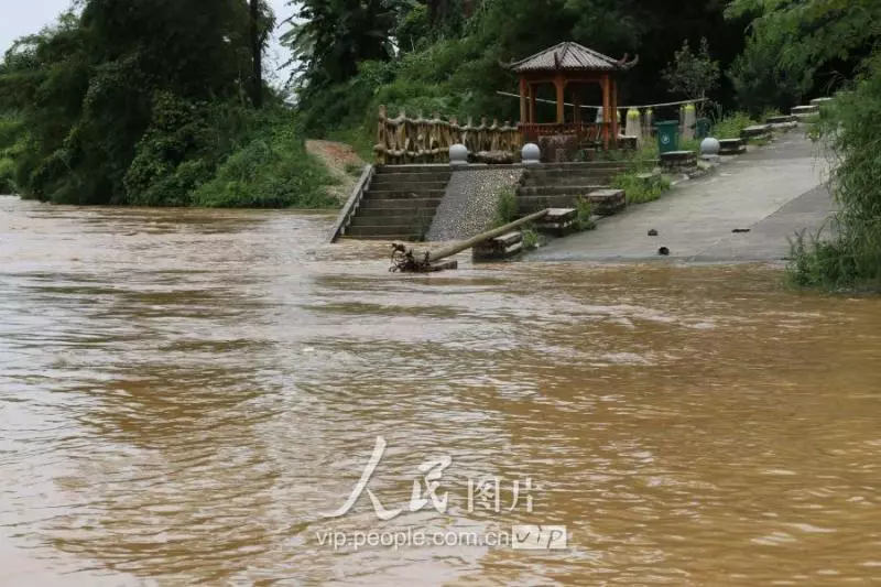 當地氣象部門發布暴雨紅色預警,提醒群眾做好災害防範