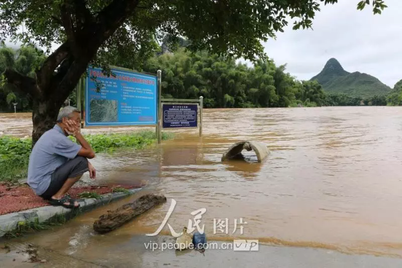 當地氣象部門發布暴雨紅色預警,提醒群眾做好災害防範