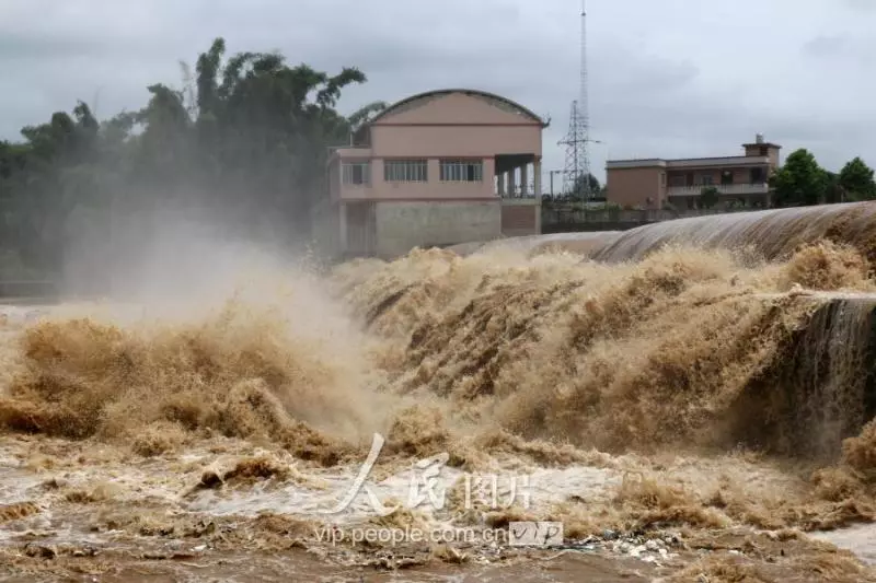 當地氣象部門發布暴雨紅色預警,提醒群眾做好災害防範