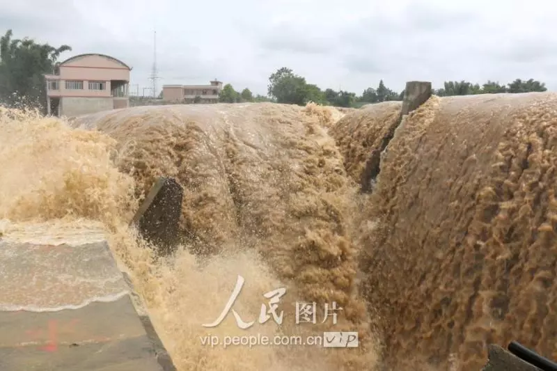 當地氣象部門發布暴雨紅色預警,提醒群眾做好災害防範
