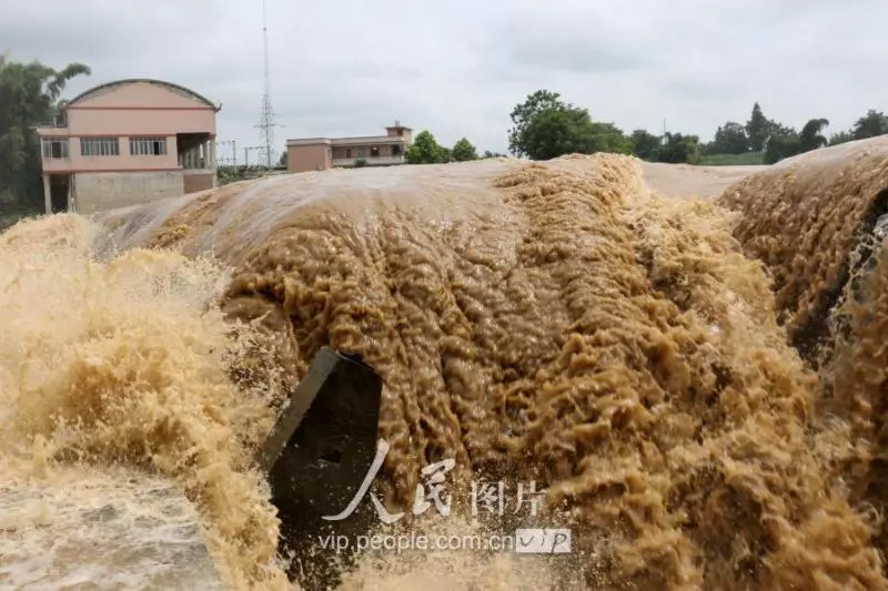 當地氣象部門發布暴雨紅色預警,提醒群眾做好災害防範