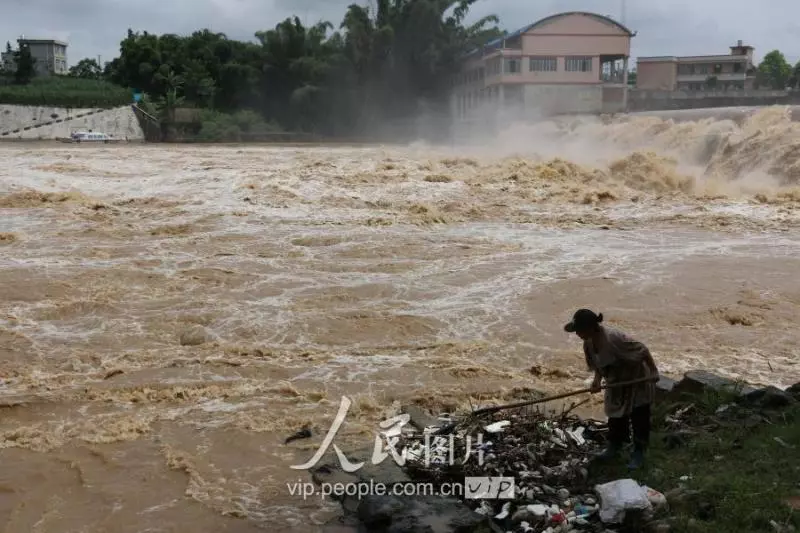 當地氣象部門發布暴雨紅色預警,提醒群眾做好災害防範