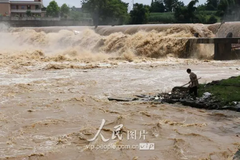 當地氣象部門發布暴雨紅色預警,提醒群眾做好災害防範