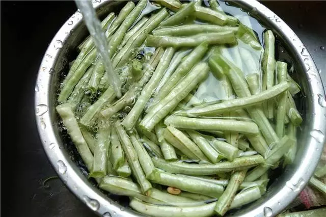 豇豆別再干煸和涼拌了,這樣做,美味下飯,有它,老公多吃3大碗