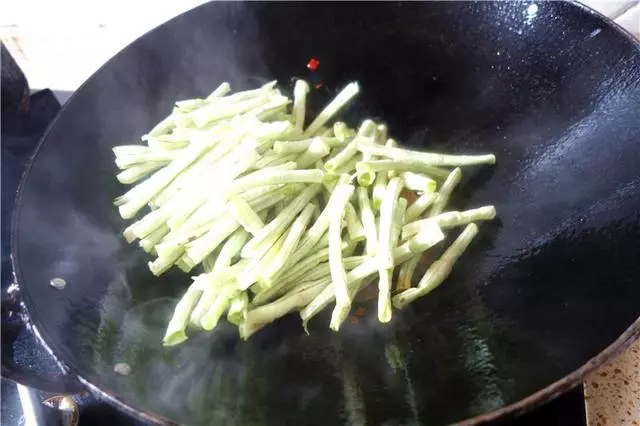 豇豆別再干煸和涼拌了,這樣做,美味下飯,有它,老公多吃3大碗
