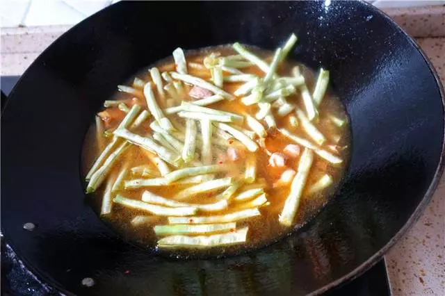 豇豆別再干煸和涼拌了,這樣做,美味下飯,有它,老公多吃3大碗
