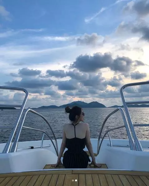 太像兩姐妹了!鄧紫棋與家人出遊,媽媽意外成焦點!逆齡+高顏值美貌簡直靚爆了!