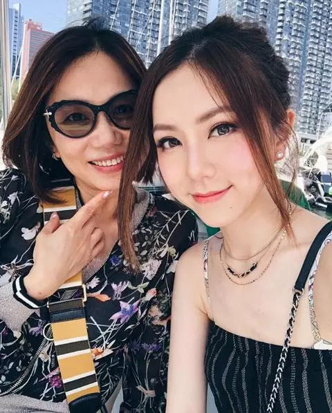 太像兩姐妹了!鄧紫棋與家人出遊,媽媽意外成焦點!逆齡+高顏值美貌簡直靚爆了!
