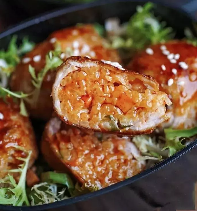 剩米飯還用來蛋炒飯?教你一種神吃法,裡脊肉包飯糰,太好吃了!