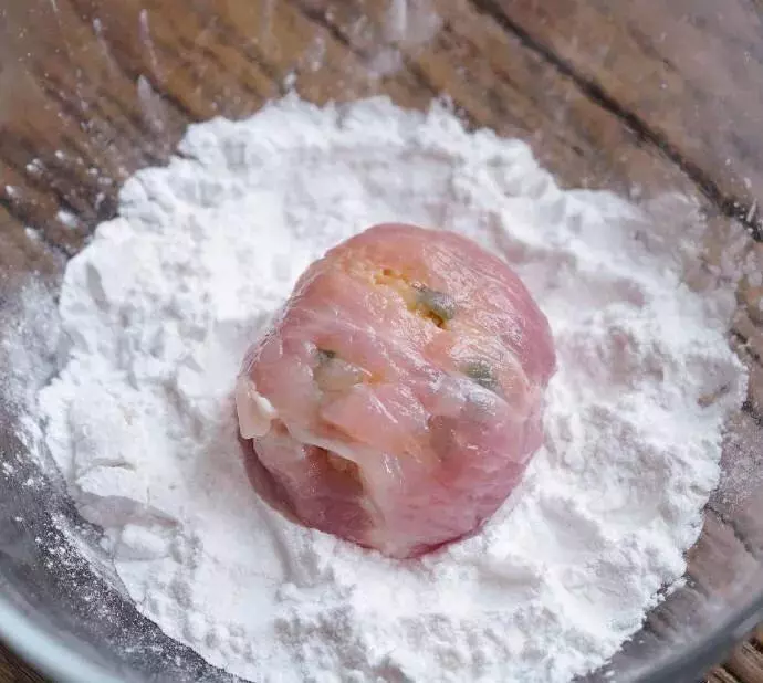 剩米飯還用來蛋炒飯?教你一種神吃法,裡脊肉包飯糰,太好吃了!