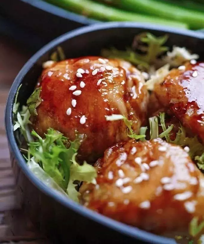 剩米飯還用來蛋炒飯?教你一種神吃法,裡脊肉包飯糰,太好吃了!