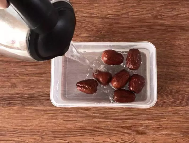 乾紅棗原來這麼髒!教你一個小妙招,3分鐘快速把紅棗洗乾淨!吃得安全又放心