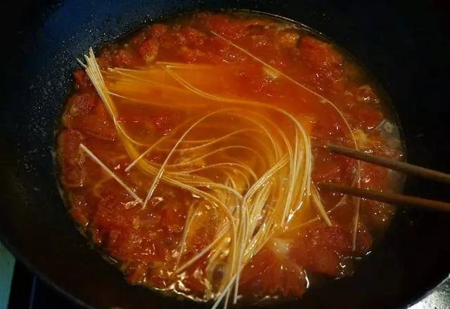 家常菜「蕃茄雞蛋麵」,顏色漂亮味道酸甜,讓人胃口大開! - 生活好幫手