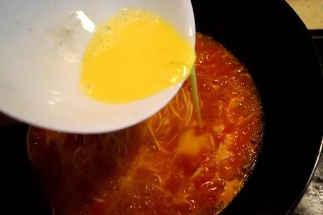 家常菜「蕃茄雞蛋麵」,顏色漂亮味道酸甜,讓人胃口大開! - 生活好幫手