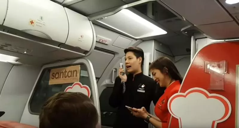 飛機延誤空姐「面對整機不耐煩旅客」超尷尬,她為「安撫乘客」居然做出...眾人熱烈鼓掌! - 正向人生