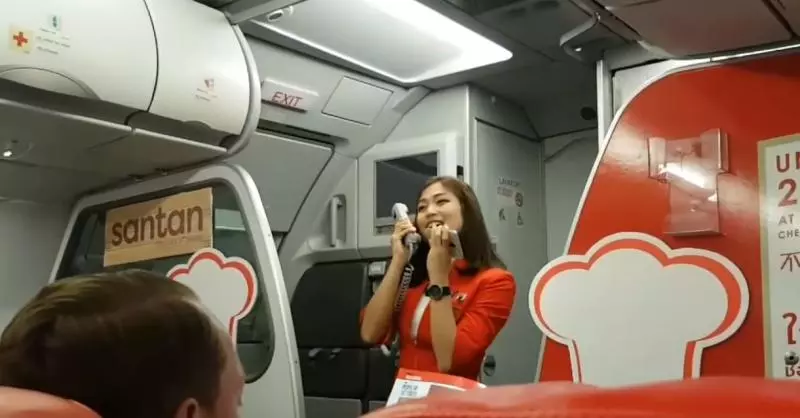 飛機延誤空姐「面對整機不耐煩旅客」超尷尬,她為「安撫乘客」居然做出...眾人熱烈鼓掌! - 正向人生