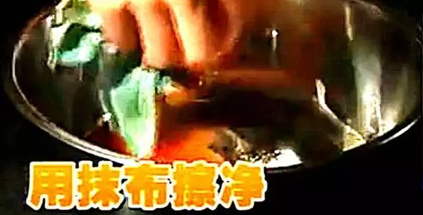 洗碗精裡加1點,鐵鍋黑印全沒了,家家戶戶都會用到的!