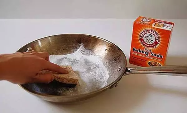 洗碗精裡加1點,鐵鍋黑印全沒了,家家戶戶都會用到的!