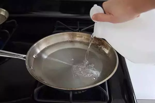 洗碗精裡加1點,鐵鍋黑印全沒了,家家戶戶都會用到的!