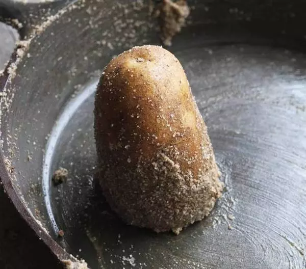 洗碗精裡加1點,鐵鍋黑印全沒了,家家戶戶都會用到的!