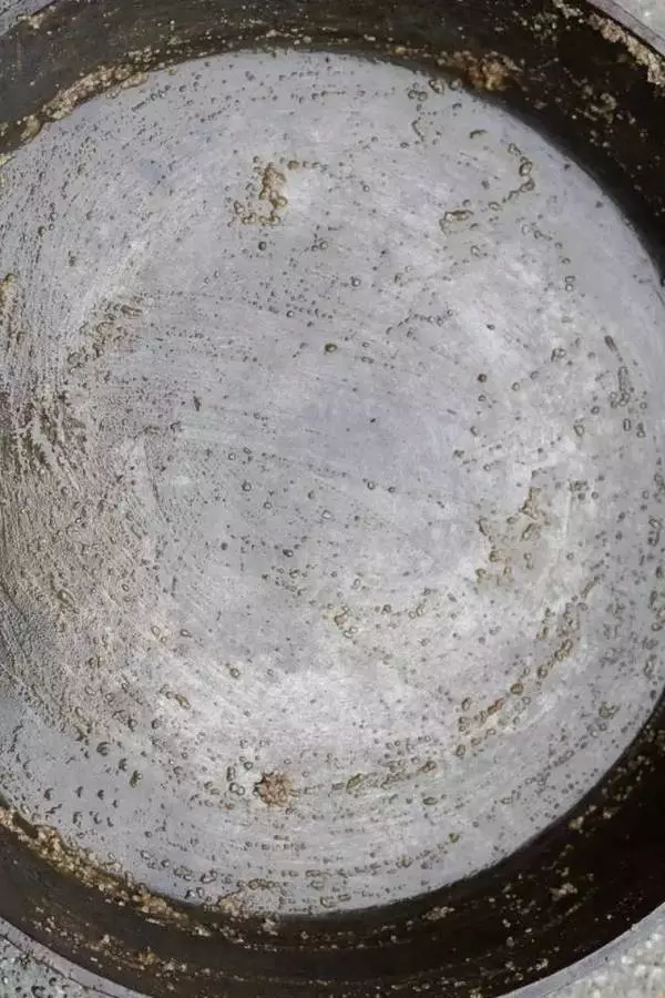 洗碗精裡加1點,鐵鍋黑印全沒了,家家戶戶都會用到的!