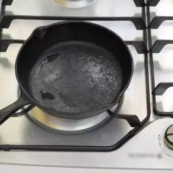 洗碗精裡加1點,鐵鍋黑印全沒了,家家戶戶都會用到的!