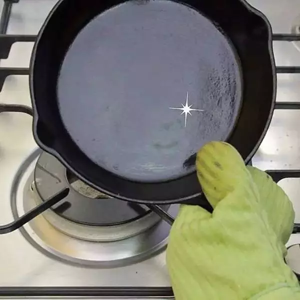 洗碗精裡加1點,鐵鍋黑印全沒了,家家戶戶都會用到的!