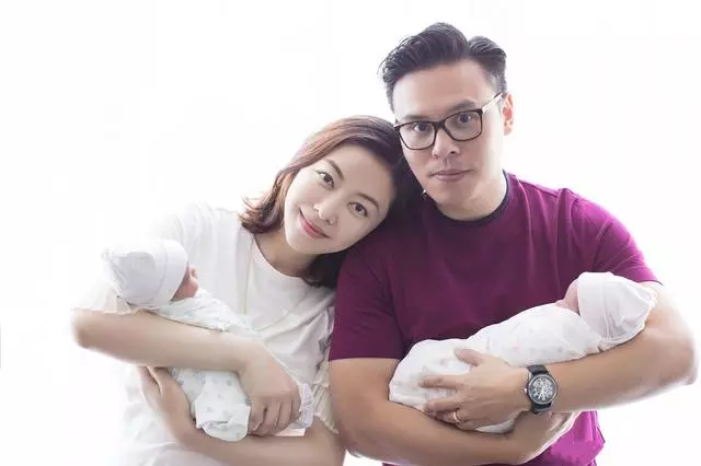 熊黛林一家四口照曝光! 雙胞胎女兒一個大眼睛, 一個在哭哭… 網民: 很可愛❤
