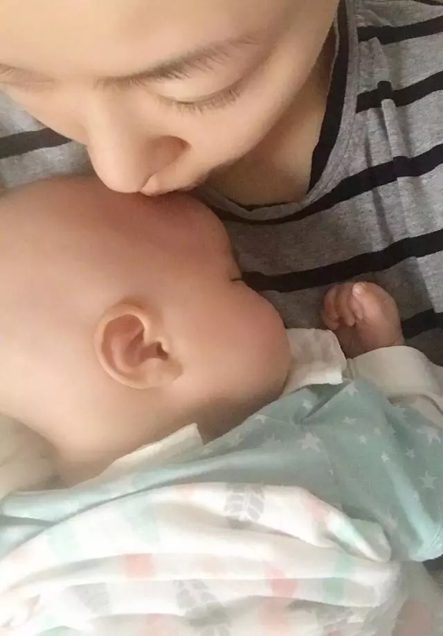 熊黛林一家四口照曝光! 雙胞胎女兒一個大眼睛, 一個在哭哭… 網民: 很可愛❤