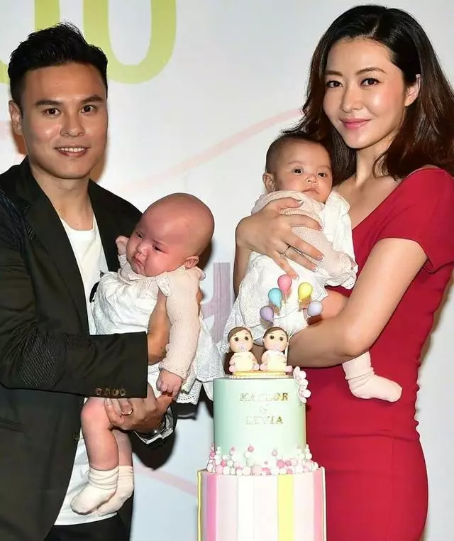 熊黛林一家四口照曝光! 雙胞胎女兒一個大眼睛, 一個在哭哭… 網民: 很可愛❤