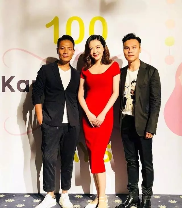 熊黛林一家四口照曝光! 雙胞胎女兒一個大眼睛, 一個在哭哭… 網民: 很可愛❤