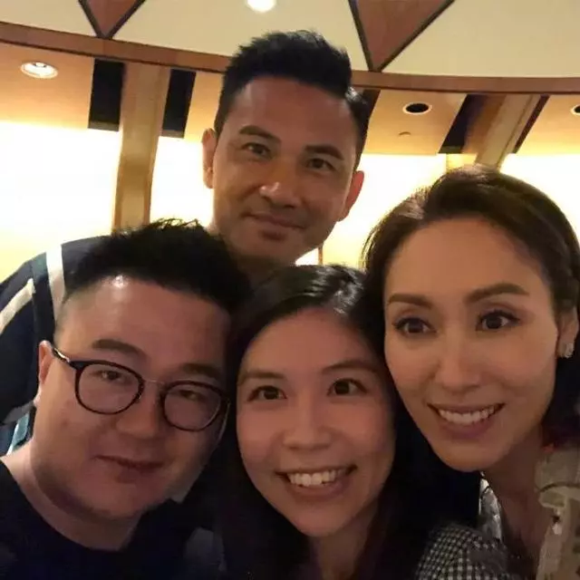 熊黛林一家四口照曝光! 雙胞胎女兒一個大眼睛, 一個在哭哭… 網民: 很可愛❤