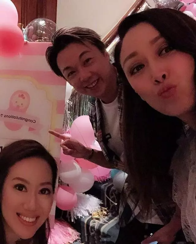 熊黛林一家四口照曝光! 雙胞胎女兒一個大眼睛, 一個在哭哭… 網民: 很可愛❤