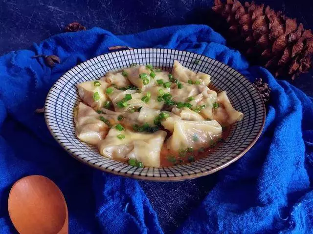 60歲奶奶做的餛飩,餡大皮薄,鮮香可口,每次做我連湯都不放過