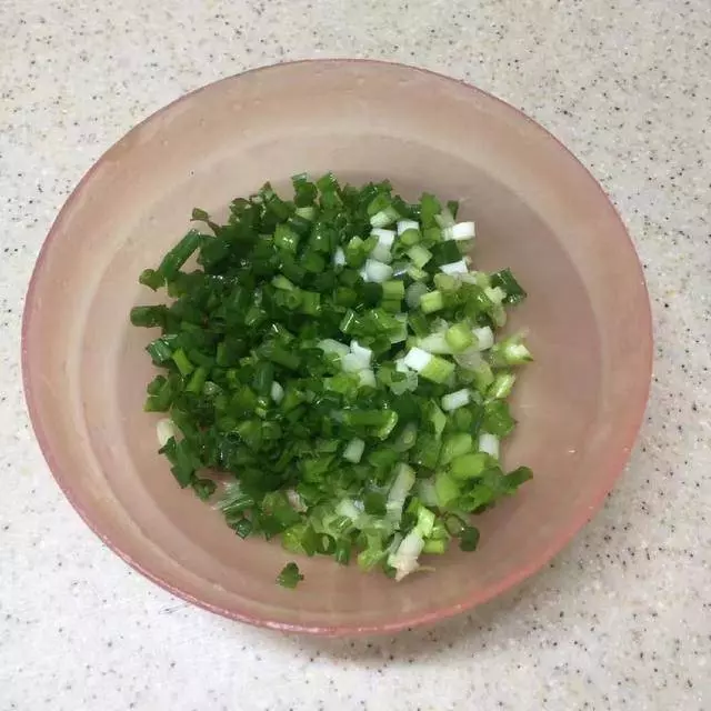60歲奶奶做的餛飩,餡大皮薄,鮮香可口,每次做我連湯都不放過