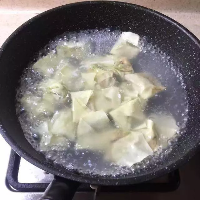 60歲奶奶做的餛飩,餡大皮薄,鮮香可口,每次做我連湯都不放過