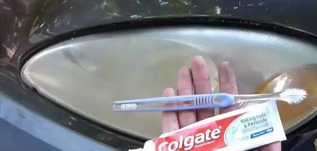 往車頭燈塗上一層牙膏可節省你大量的保養費用