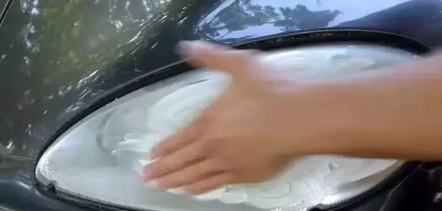 往車頭燈塗上一層牙膏可節省你大量的保養費用