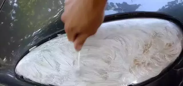 往車頭燈塗上一層牙膏可節省你大量的保養費用