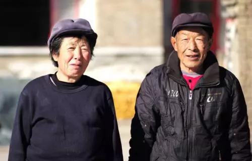 路遇堵車十幾里,60歲夫妻挨個免費送食物,驚喜來了
