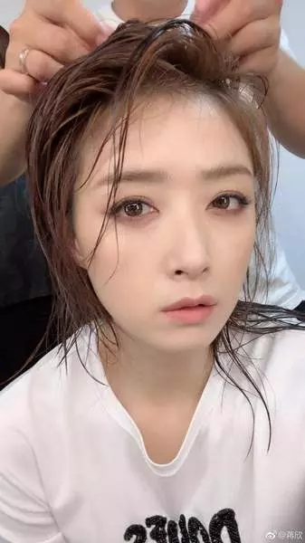 蔣欣曬自拍照大眼動人瘦出尖下巴滿滿少女感
