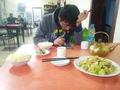 痴傻女子每天都去飯店乞討,老闆免費給她提供食物6年,驚喜來了