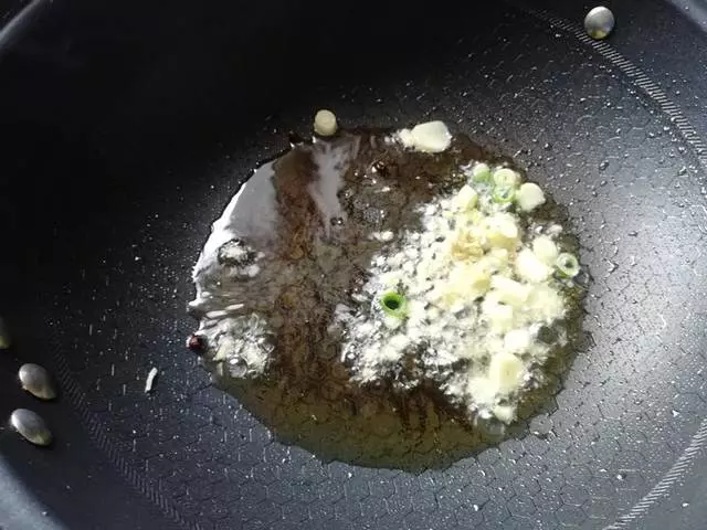 包菜的這個家常做法是在太好吃了,十分鐘炒一盤,口感脆嫩又下飯!